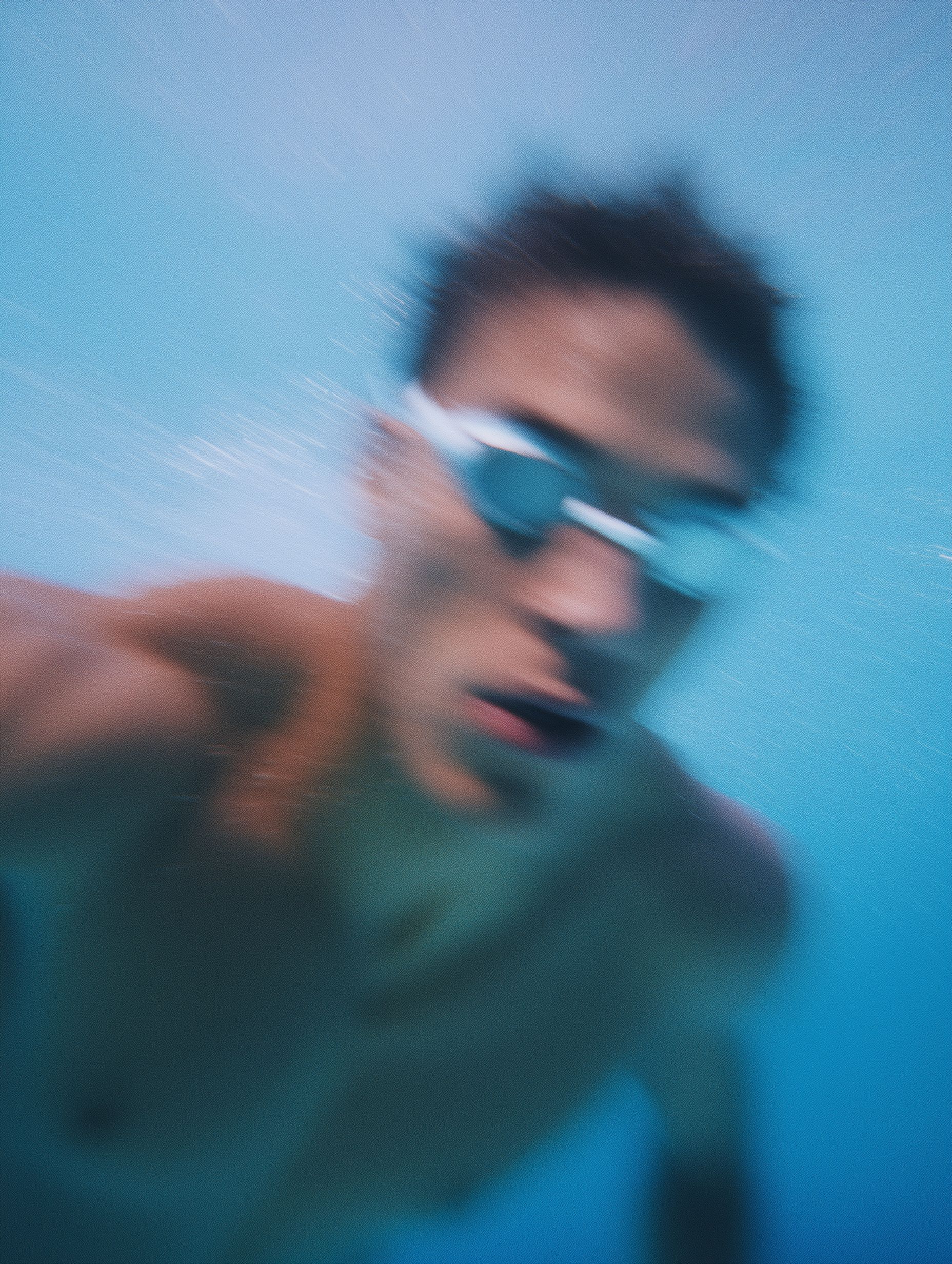 jpeg-optimizer_kreso2001_The_image_shows_a_blurred_motion_extremely_close_up_s_e8eea2e4-24d8-4159-b892-9aee60ce0b8c En kvinna som tränar.