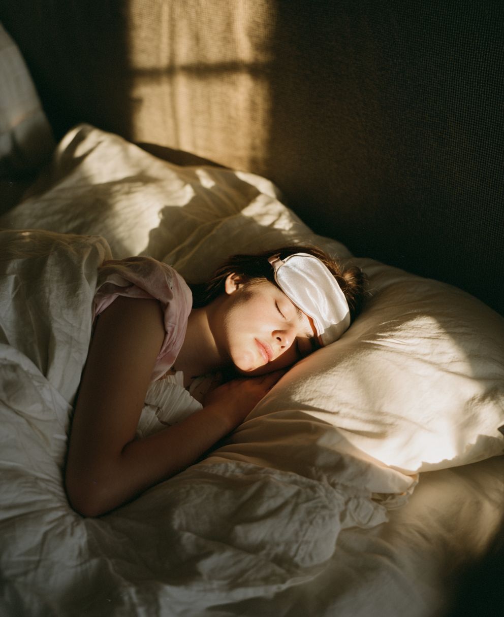 jpeg-optimizer_nalala2333_a_person_sleeping_on_the_bed_wearing_an_sleep_eye_ma_2adef9f4-9a4d-435e-ab5a-85e5fd460013 En kvinna sover.