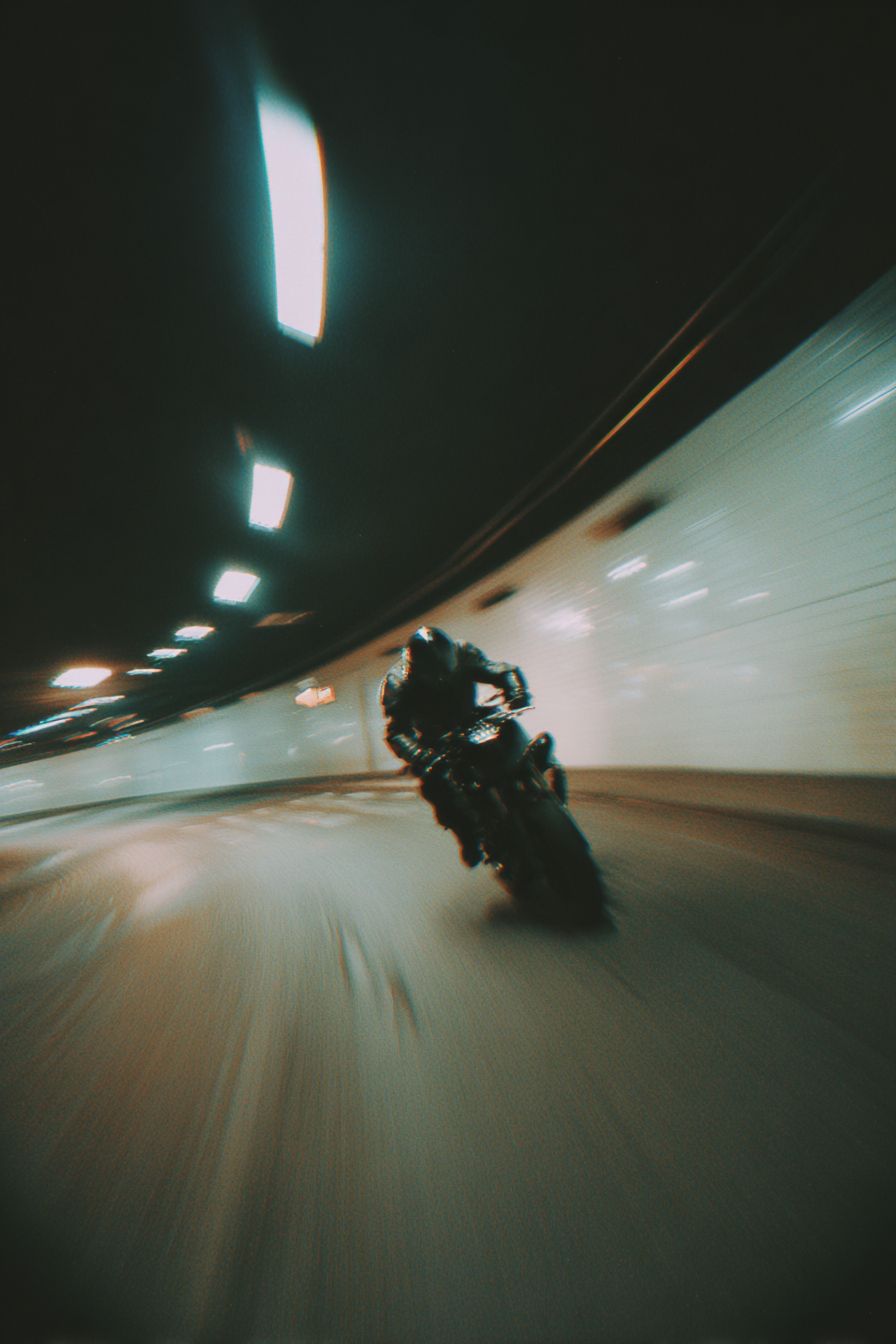 jpeg-optimizer_rainer83_Cinematic_still_of_a_couple_on_a_streetbike_racer_spee_818d0841-797b-483a-916e-96dc08304b3b En motorcykelförare.